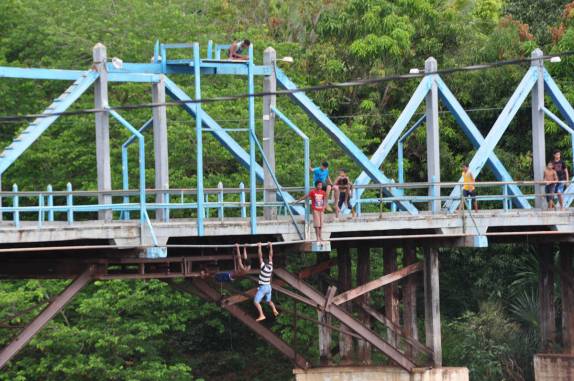 Garotos se divertem pulando da ponte em em Ponte Alta do Tocantins, entrada do Jalapão - TO